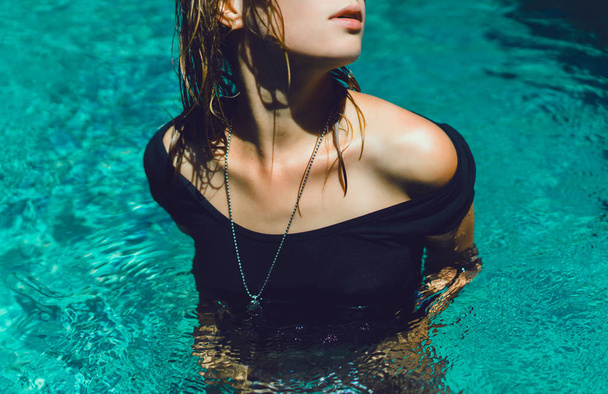 Woman in swimming pool - Фото, зображення