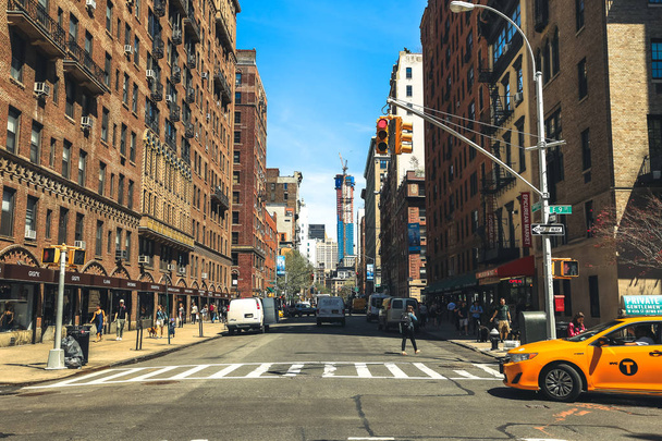 Žlutá cab předávání bytů Greenwich Village v New Yorku. - Fotografie, Obrázek