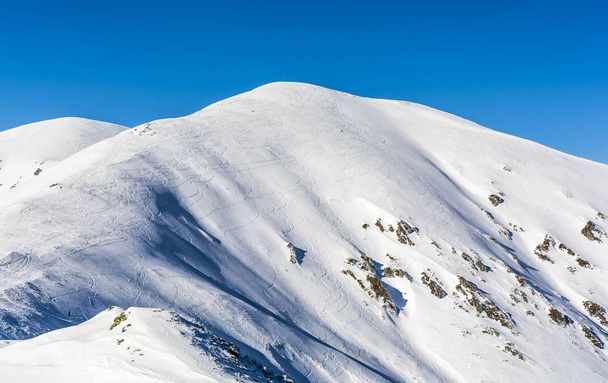Traces of skiers downhill. - Foto, Bild