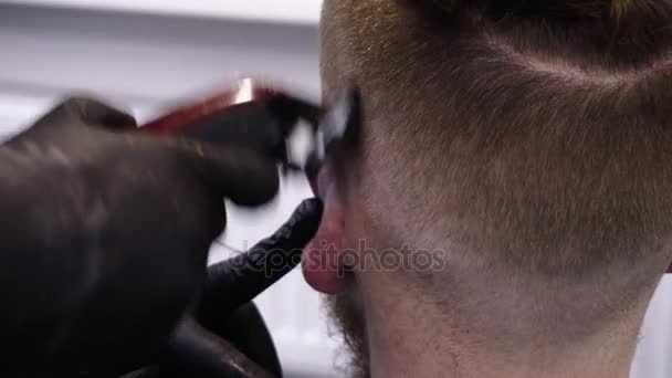 Penteado masculino e corte de cabelo em uma barbearia ou salão de cabeleireiro
. - Filmagem, Vídeo