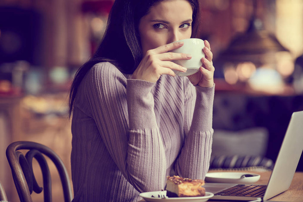 Beautiful brunette in cafe - Fotoğraf, Görsel