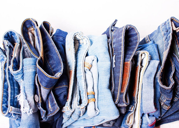 Mnoho různých modré džíny v řadě - Fotografie, Obrázek