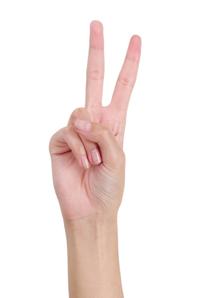 Vrouw hand gebaren teken overwinning voorzijde, geïsoleerd op witte achtergrond. - Foto, afbeelding