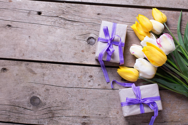 Spring flowers and gift box - Foto, afbeelding