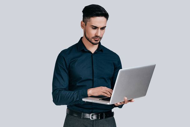 handsome man using laptop - Foto, Imagen
