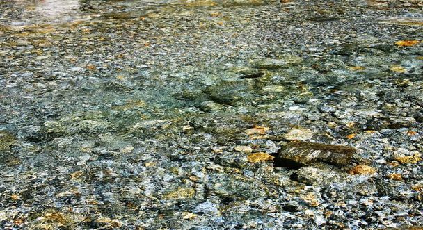 Piedras en el claro arroyo de montaña en Ticino
 - Foto, imagen
