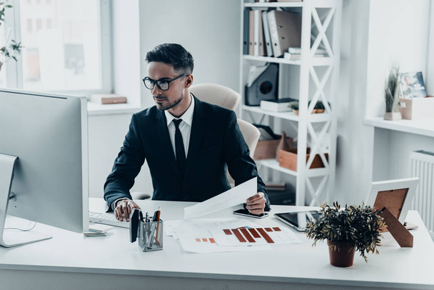 businessman sitting at workplace table - Фото, изображение