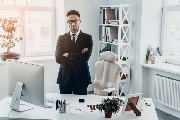 businessman standing at workplace table - Zdjęcie, obraz