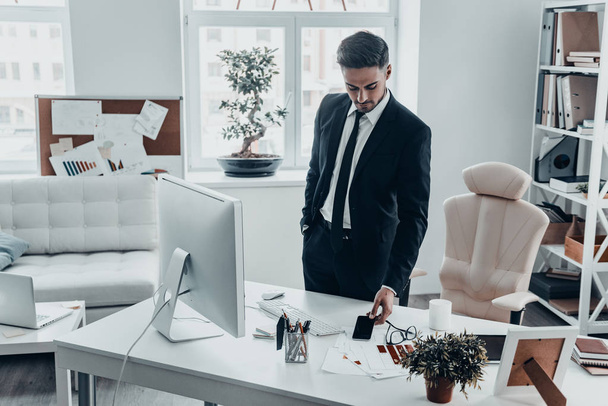 businessman standing at workplace table - Фото, зображення