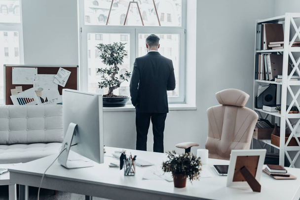 businessman standing at window - Valokuva, kuva