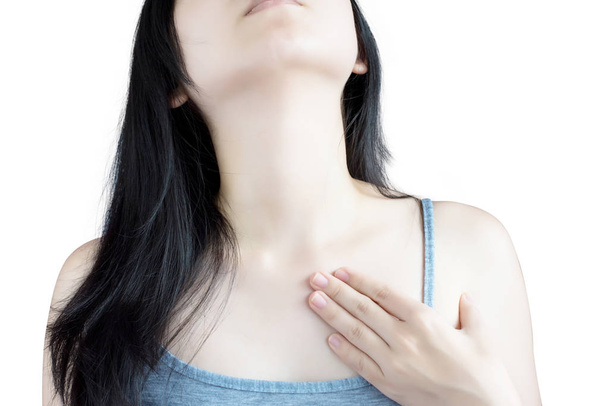 Ból w klatce piersiowej lub astmy w kobieta na białym tle. Ścieżkę przycinającą na białym tle. - Zdjęcie, obraz