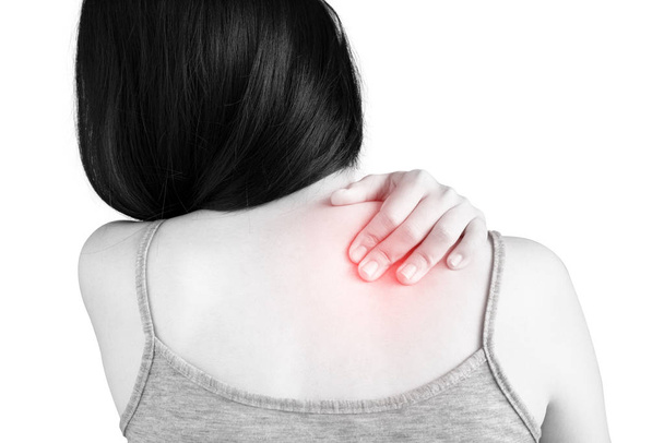 Rückenschmerzen oder schmerzende Schulter bei einer Frau, die auf weißem Hintergrund isoliert ist. Clipping Pfad auf weißem Hintergrund. - Foto, Bild