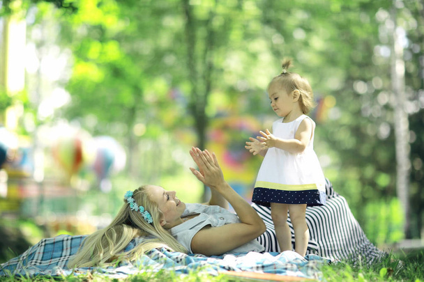 Mom and daughter in the summer park - Fotó, kép