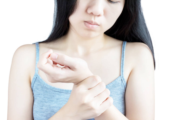 akute Schmerzen im Handgelenk einer Frau isoliert auf weißem Hintergrund. Clipping Pfad auf weißem Hintergrund. - Foto, Bild