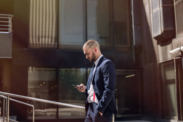 young businessman using a smart phone - Zdjęcie, obraz
