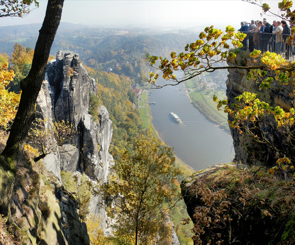Vista a través de las formaciones rocosas en Sajonia, Alemania
 - Foto, Imagen