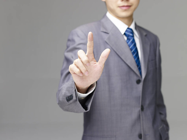 ασιατικός επιχειρησιακός πρόσωπο πιέζοντας ένα εικονικό κουμπί - Φωτογραφία, εικόνα