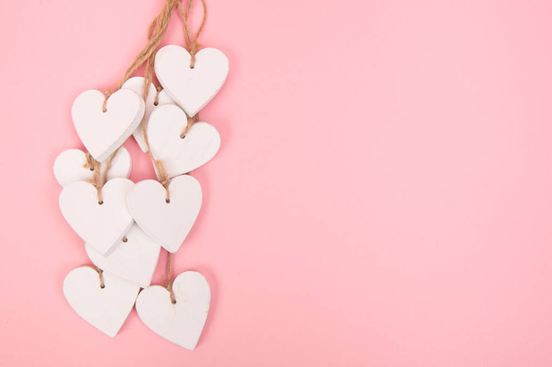 White wooden hearts on a pink background with space for text - Φωτογραφία, εικόνα