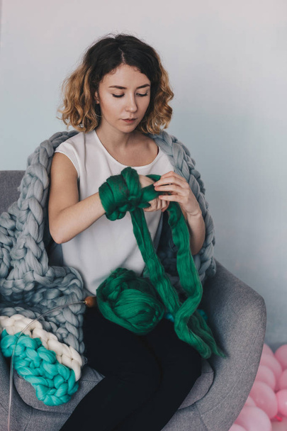 Young woman knittig merino wool - Fotografie, Obrázek