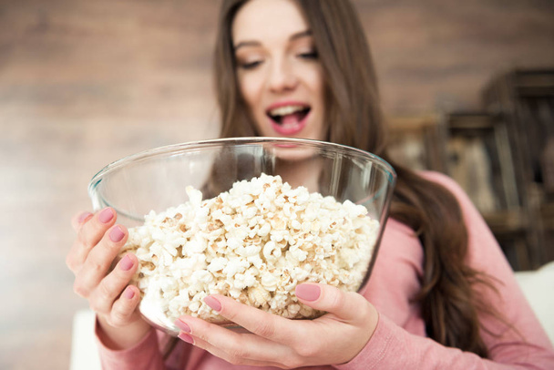 Young woman with popcorn - Foto, imagen