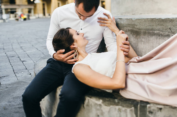 フィレンツェの主要な広場の素敵なカップル - 写真・画像