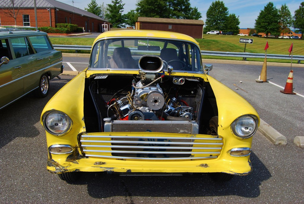 1960 klassieke gele auto motor - Foto, afbeelding