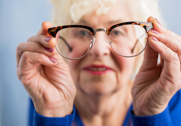 Oma schaut durch ihre Brille - Foto, Bild