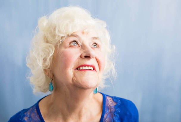 портрет щасливої літньої жінки
 - Фото, зображення