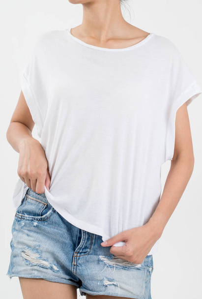 nő test fehér póló, rövid rip farmer elülső oldalán elszigetelt fehér background. - Fotó, kép