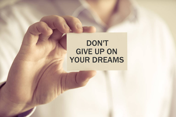 Επιχειρηματίας που κατέχουν δεν δίνουν πάνω στην κάρτα σας όνειρα μήνυμα - Φωτογραφία, εικόνα