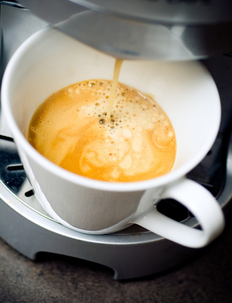 καφετιέρα ρίχνει ζεστό καφέ - Φωτογραφία, εικόνα