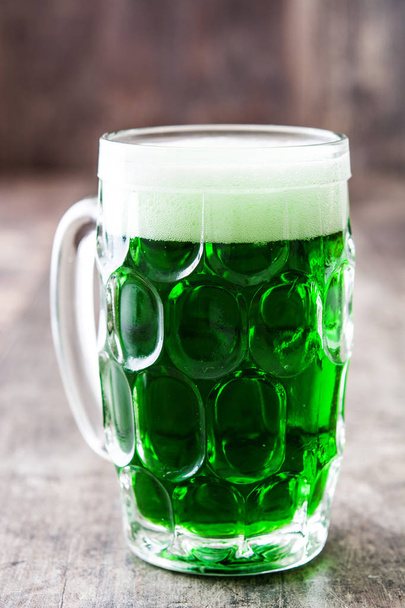 Cerveja verde fria tradicional para o Dia de São Patrício em fundo de madeira.Copyspace
 - Foto, Imagem