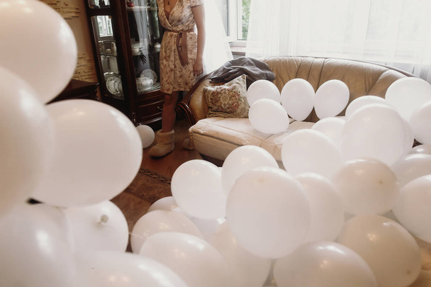 Manojo de globos de aire blanco
 - Foto, imagen