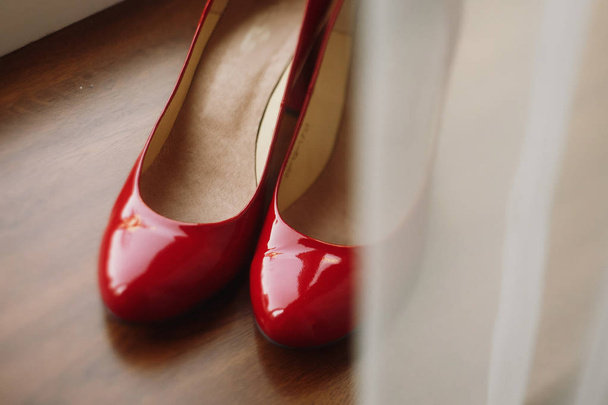 Zapatos de mujer rojo con estilo
  - Foto, Imagen
