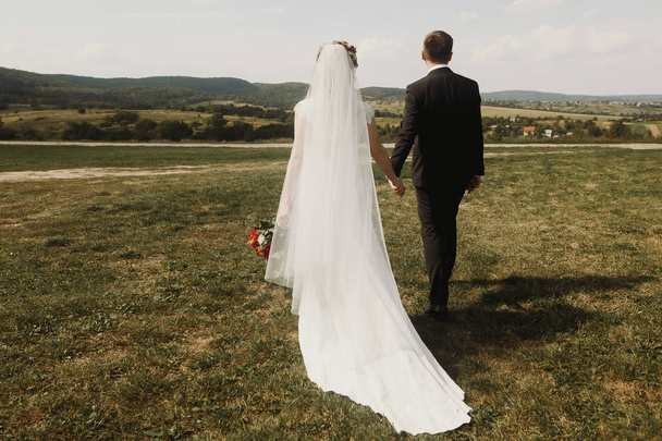 gorgeous bride and groom  - Valokuva, kuva