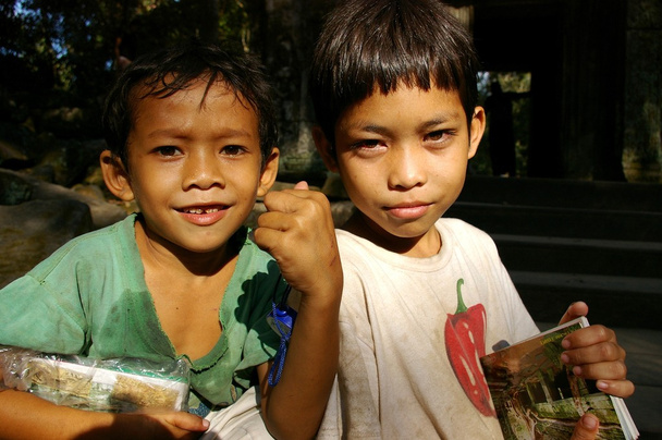 Kambodzalaiset lapset myyvät postikortteja.
 - Valokuva, kuva