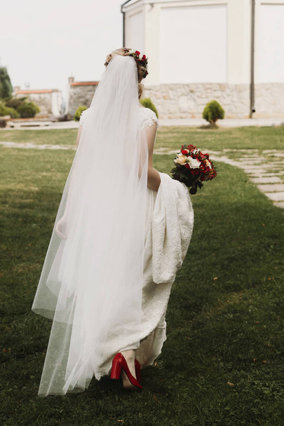 bride holding wedding bouquet - Fotografie, Obrázek