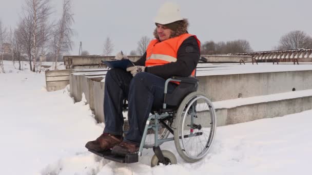 Behinderter Arbeiter im Rollstuhl überprüft Baumaterialien  - Filmmaterial, Video