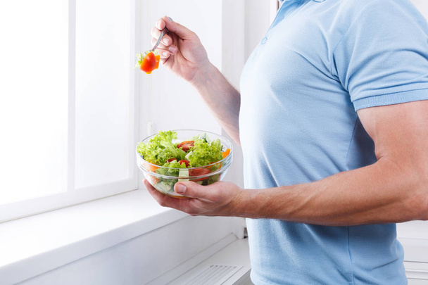Uomo irriconoscibile ha pranzo sano, mangiare insalata di verdure dieta
 - Foto, immagini