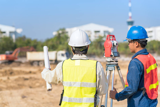 Rakennusinsinööri ja työnjohtaja tarkastamassa rakennustyömaata uuden infrastruktuurin rakennushankkeen varalta
 - Valokuva, kuva