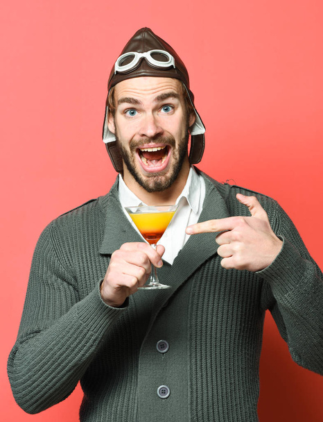 bearded pilot with cocktail in glass - Φωτογραφία, εικόνα