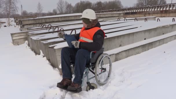 Zdravotně postižený pracovník na vozíku mluví - Záběry, video