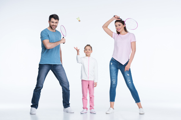 молодая семья с бадминтоном ракетки
   - Фото, изображение