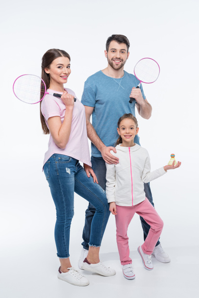 jeune famille avec raquettes de badminton
   - Photo, image