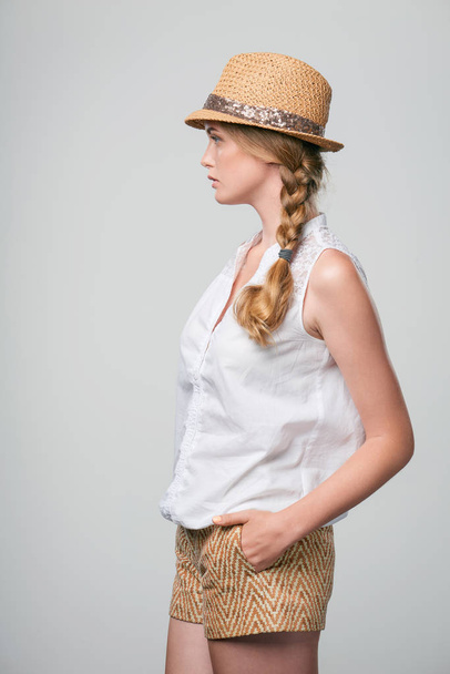 Smiling woman wearing summer straw fedora hat - Foto, Imagen