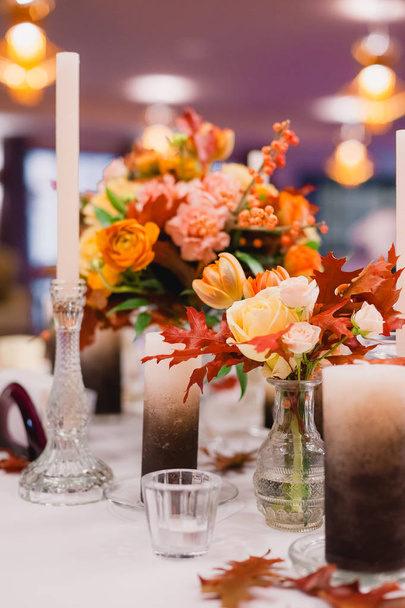 Esküvői asztal beállítása rusztikus stílusban. - Fotó, kép