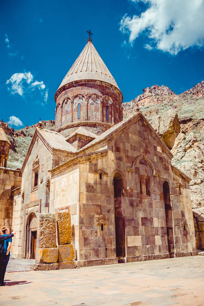 Geghardavank tai Geghard luostari monimutkainen, ortodoksinen kristitty luostari, Armenia. Armenialaista arkkitehtuuria. Pyhiinvaelluspaikka. Uskonnollinen tausta. Matkakonsepti Luolaluostari. Kirkko Astvatsatsin piha
 - Valokuva, kuva