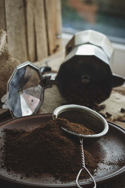 コーヒー豆の焙煎と、板に挽いたコーヒー - 写真・画像