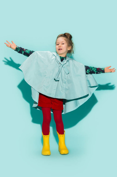Little girl posing in fashion style wearing autumn clothing. - Foto, immagini