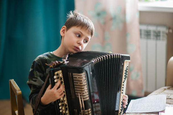 little boy with accordion - Foto, afbeelding